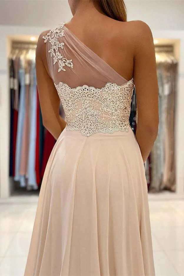 Robe de bal élégante à une épaule avec appliques en dentelle : coupe trapèze, fente haute, longueur au sol