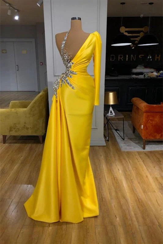 Robe de bal sirène jaune à une épaule et manches longues avec détails en cristal