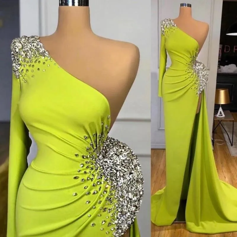 Robe de bal sirène élégante jaune-vert à manches longues et fente perlée