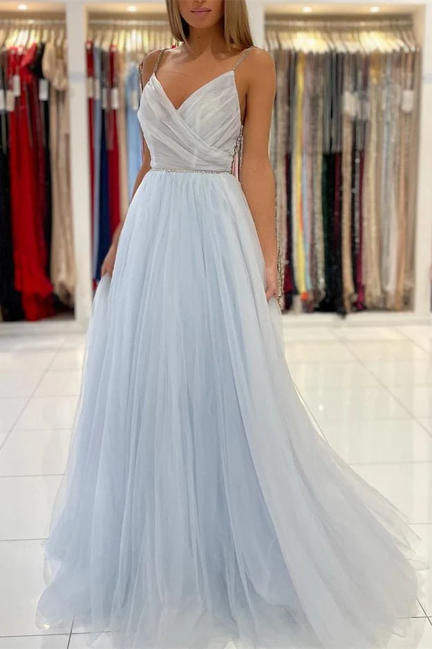 Robe de bal éblouissante en tulle bleu clair : bretelles spaghetti perlées, coupe longue et fluide élégante