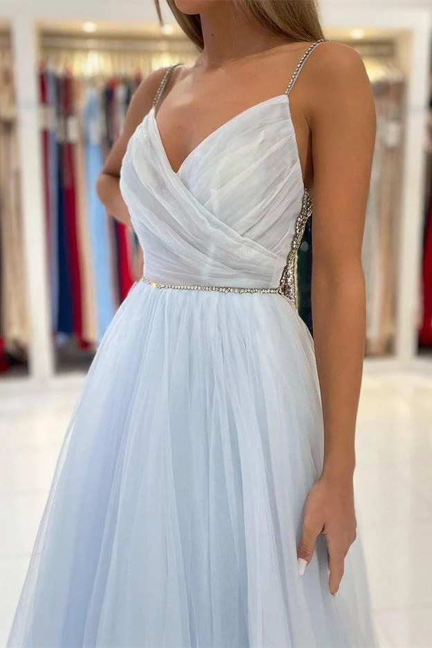 Robe de bal éblouissante en tulle bleu clair : bretelles spaghetti perlées, coupe longue et fluide élégante