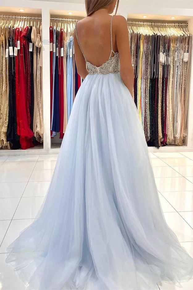 Robe de bal éblouissante en tulle bleu clair : bretelles spaghetti perlées, coupe longue et fluide élégante