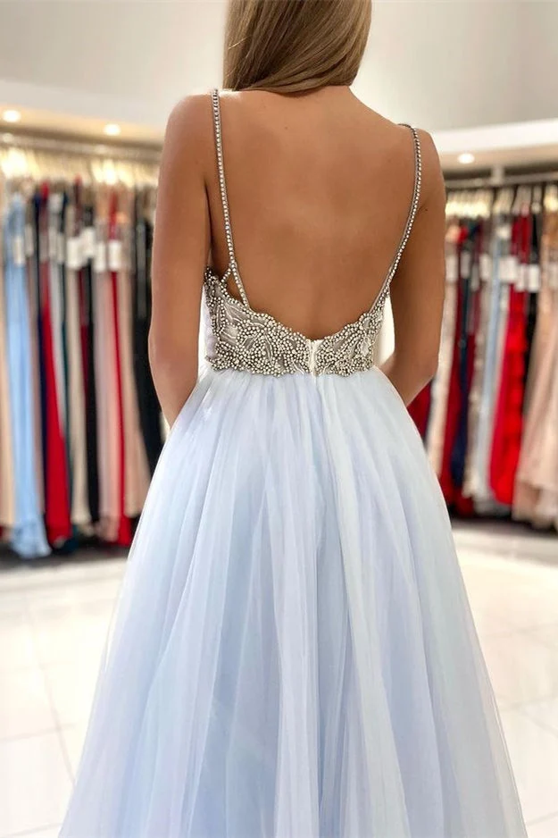 Robe de bal éblouissante en tulle bleu clair : bretelles spaghetti perlées, coupe longue et fluide élégante