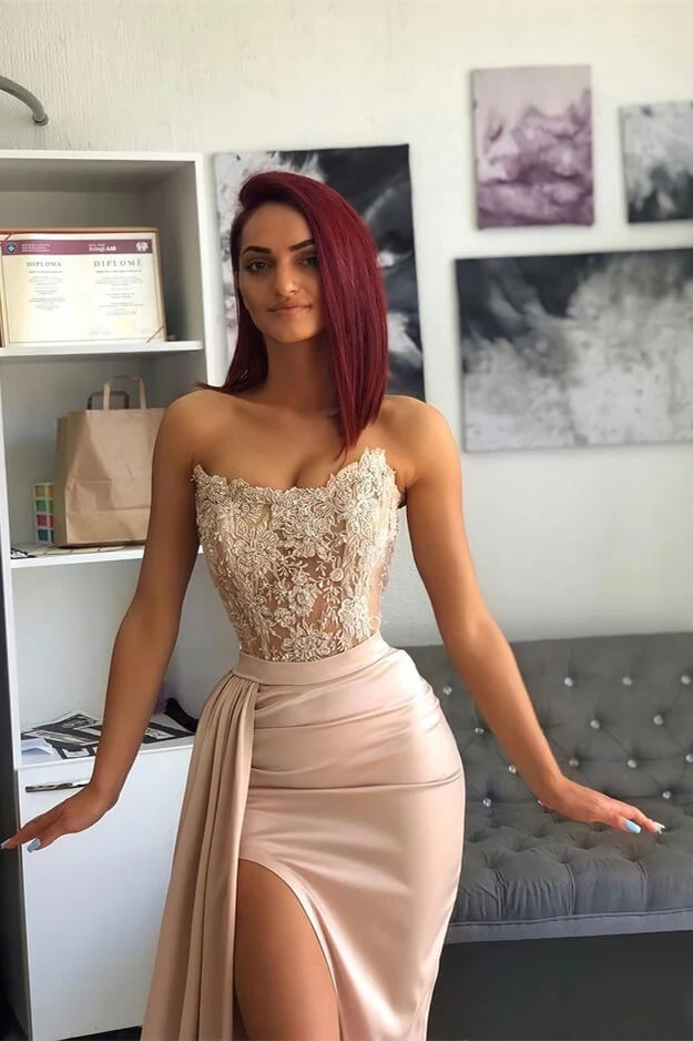 Robe de bal rose élégante sans bretelles avec détails appliqués et fente haute