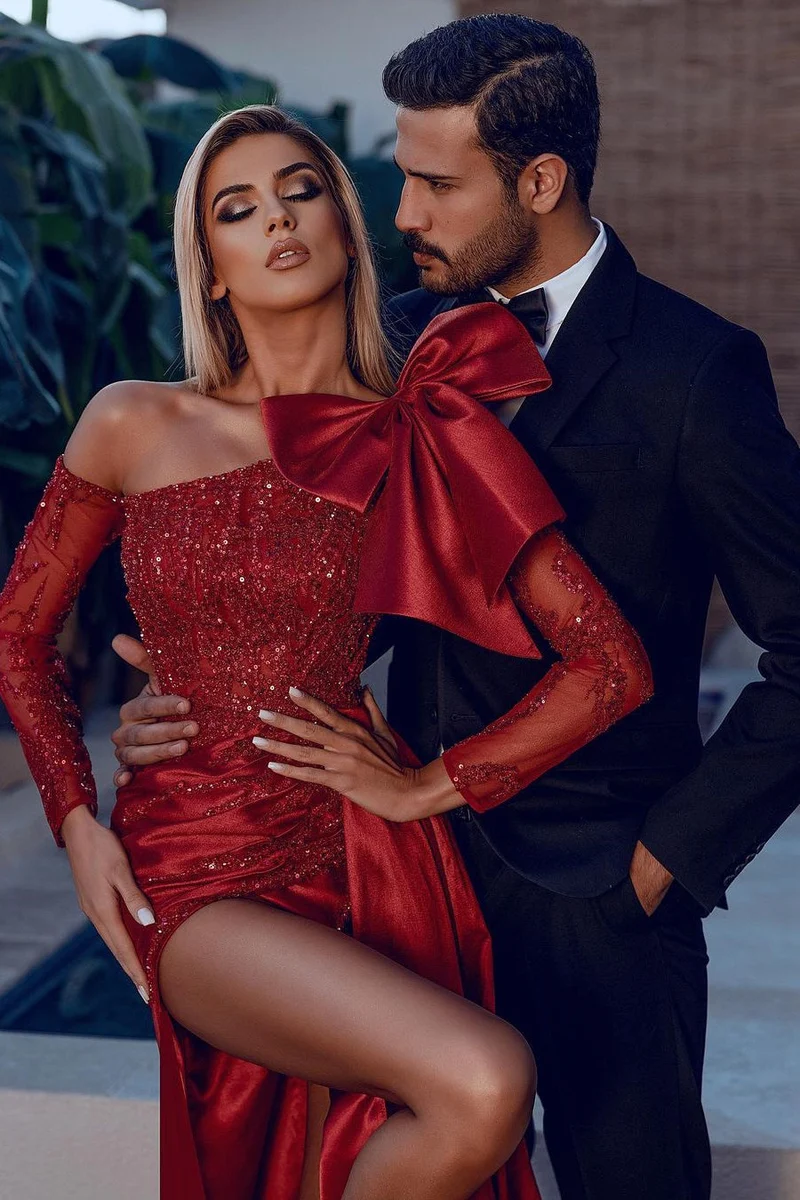 Robe de bal sirène bordeaux glamour à sequins avec nœud papillon, manches longues et fente