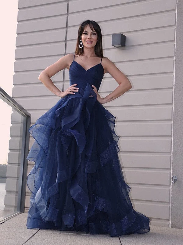 Robe de bal bleu marine à bretelles spaghetti et volants, coupe asymétrique et fendue