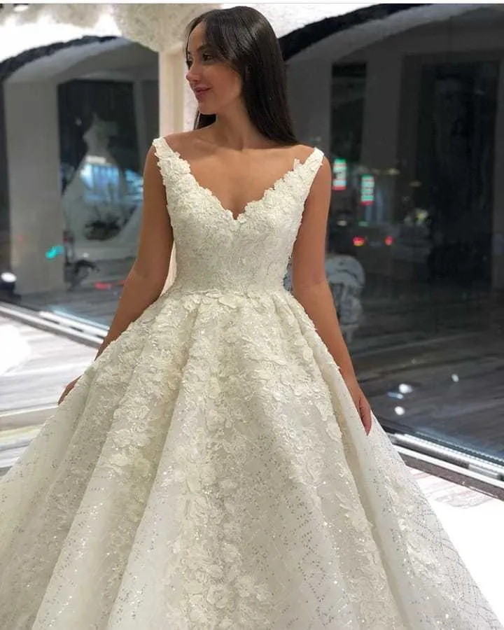 Robe de mariée élégante coupe trapèze, col en V, longueur au sol, avec dentelle délicate et applications de paillettes
