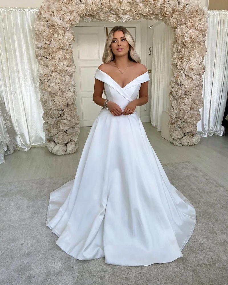 Robe de mariée élégante en forme de A, décolletée en cœur, avec traîne chapelle en satin