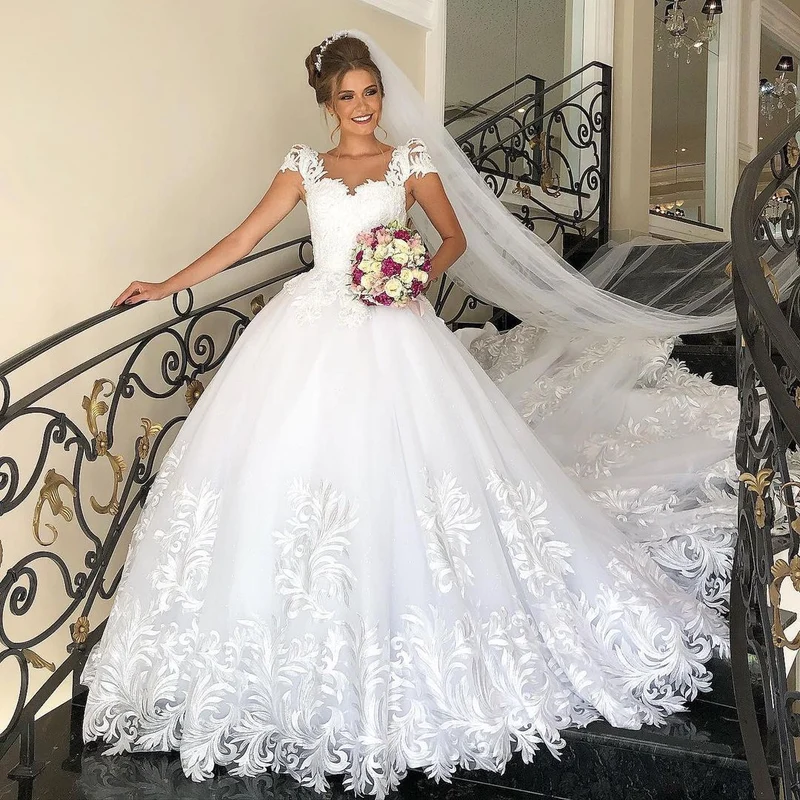 Robe de mariée princesse élégante avec manches courtes, tulle et appliqués en dentelle délicate