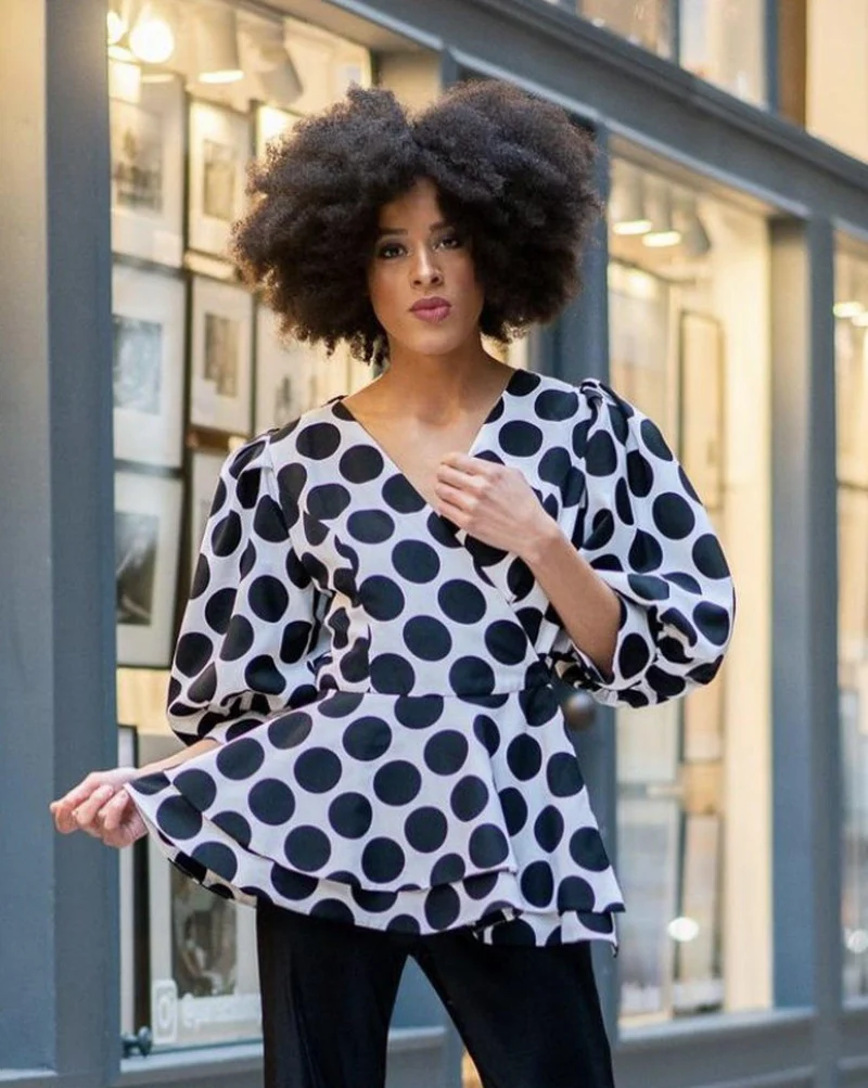Top blanc à pois noir