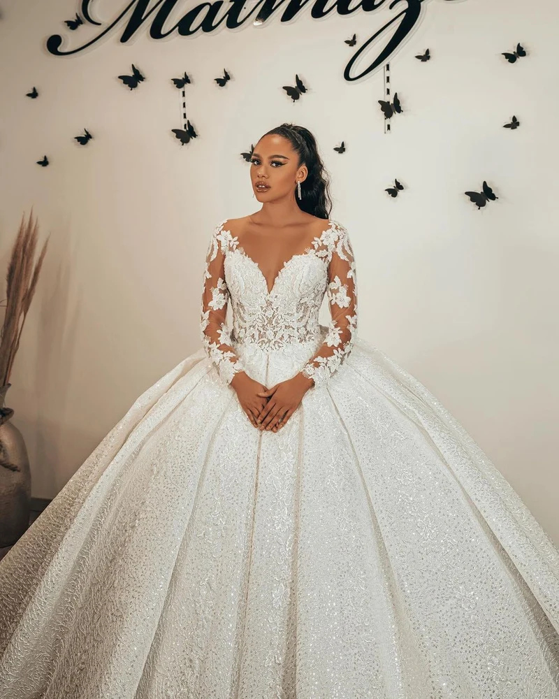 Robe de mariée élégante, décolleté en cœur, volants, appliques en dentelle, manches longues à paillettes