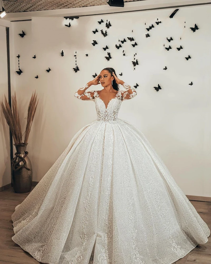 Robe de mariée élégante, décolleté en cœur, volants, appliques en dentelle, manches longues à paillettes