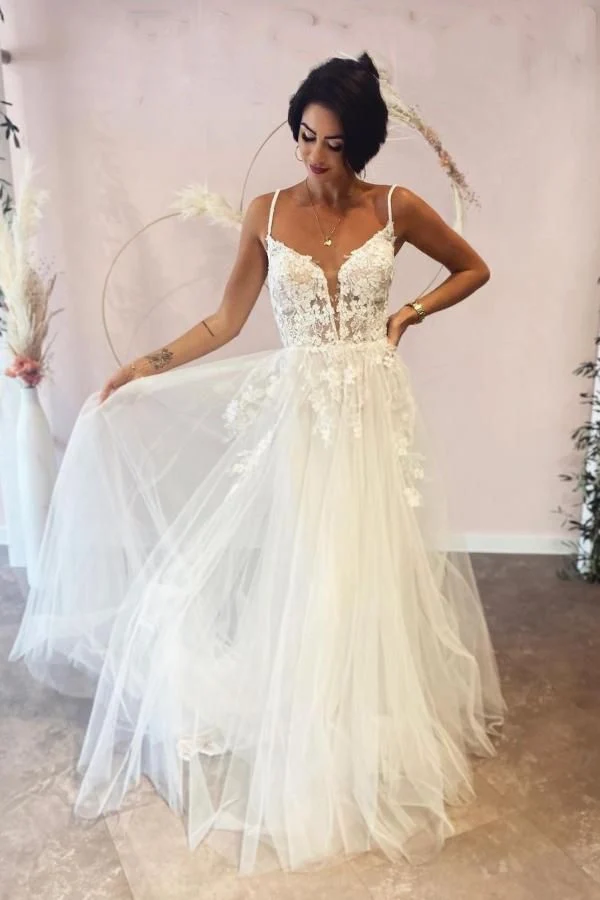 Robe de mariée trapèze dos nu en dentelle avec décolleté en V profond et bretelles spaghetti