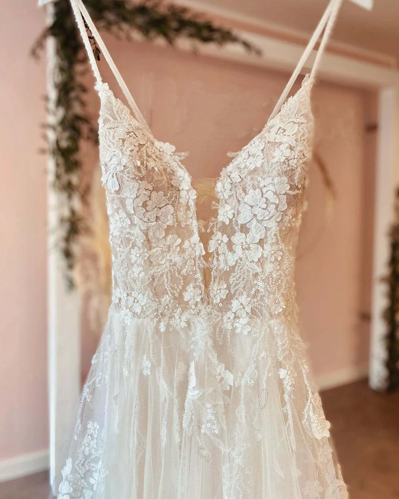 Robe de mariée trapèze dos nu en dentelle avec décolleté en V profond et bretelles spaghetti