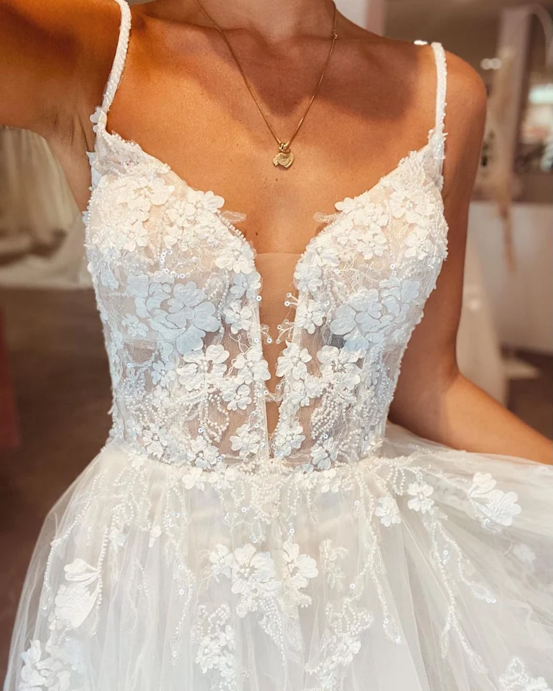 Robe de mariée trapèze dos nu en dentelle avec décolleté en V profond et bretelles spaghetti