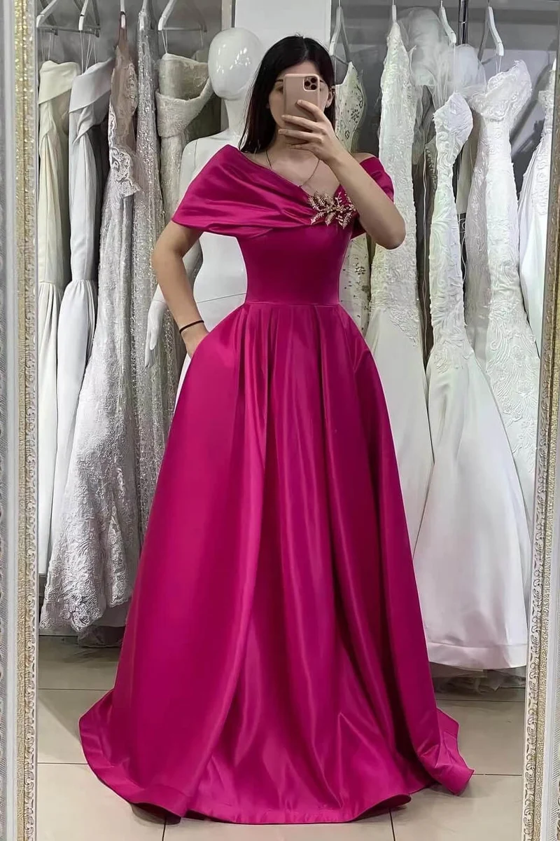 Superbe robe de bal fuchsia à épaules dénudées et coupe trapèze, ornée de délicates perles