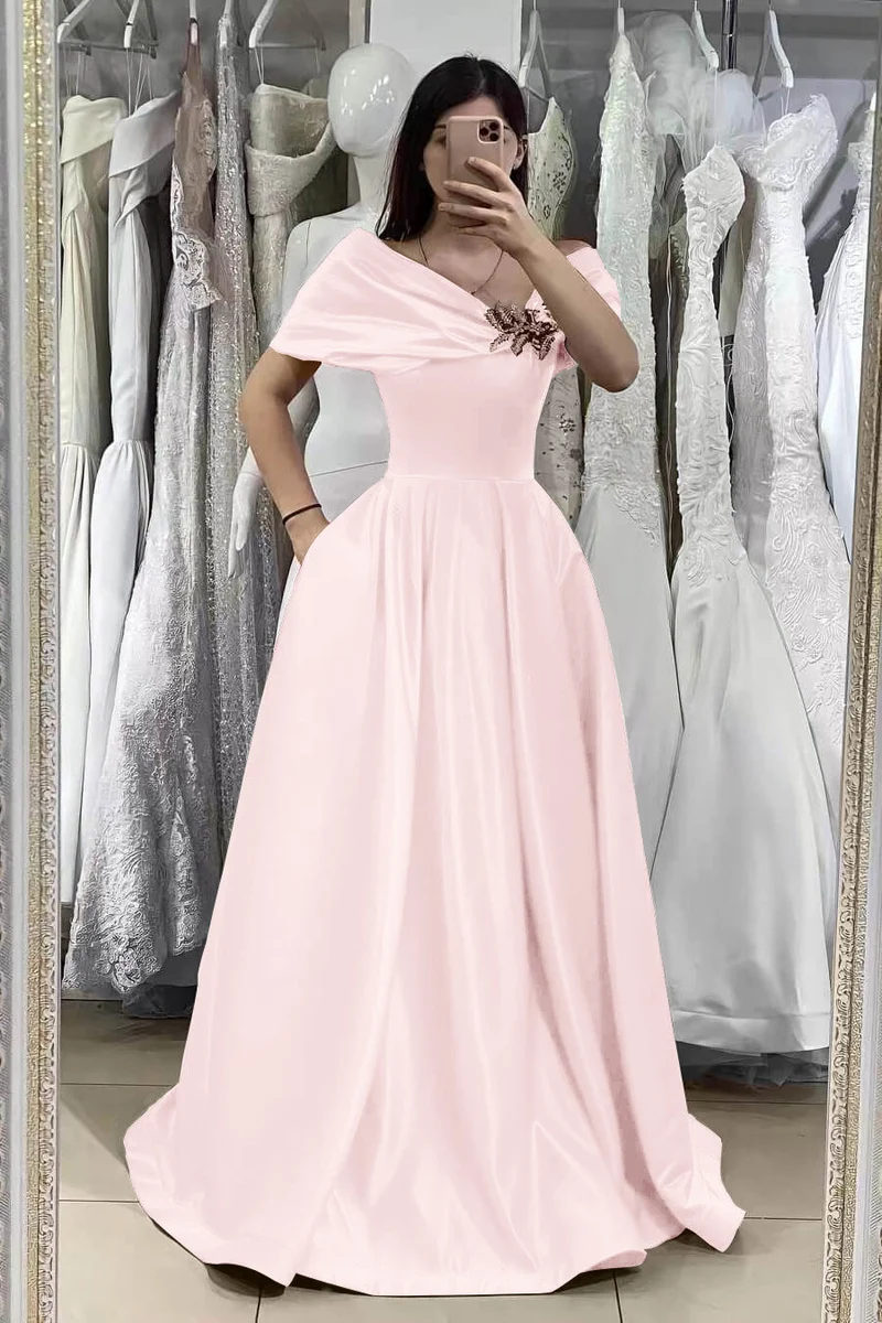 Superbe robe de bal fuchsia à épaules dénudées et coupe trapèze, ornée de délicates perles