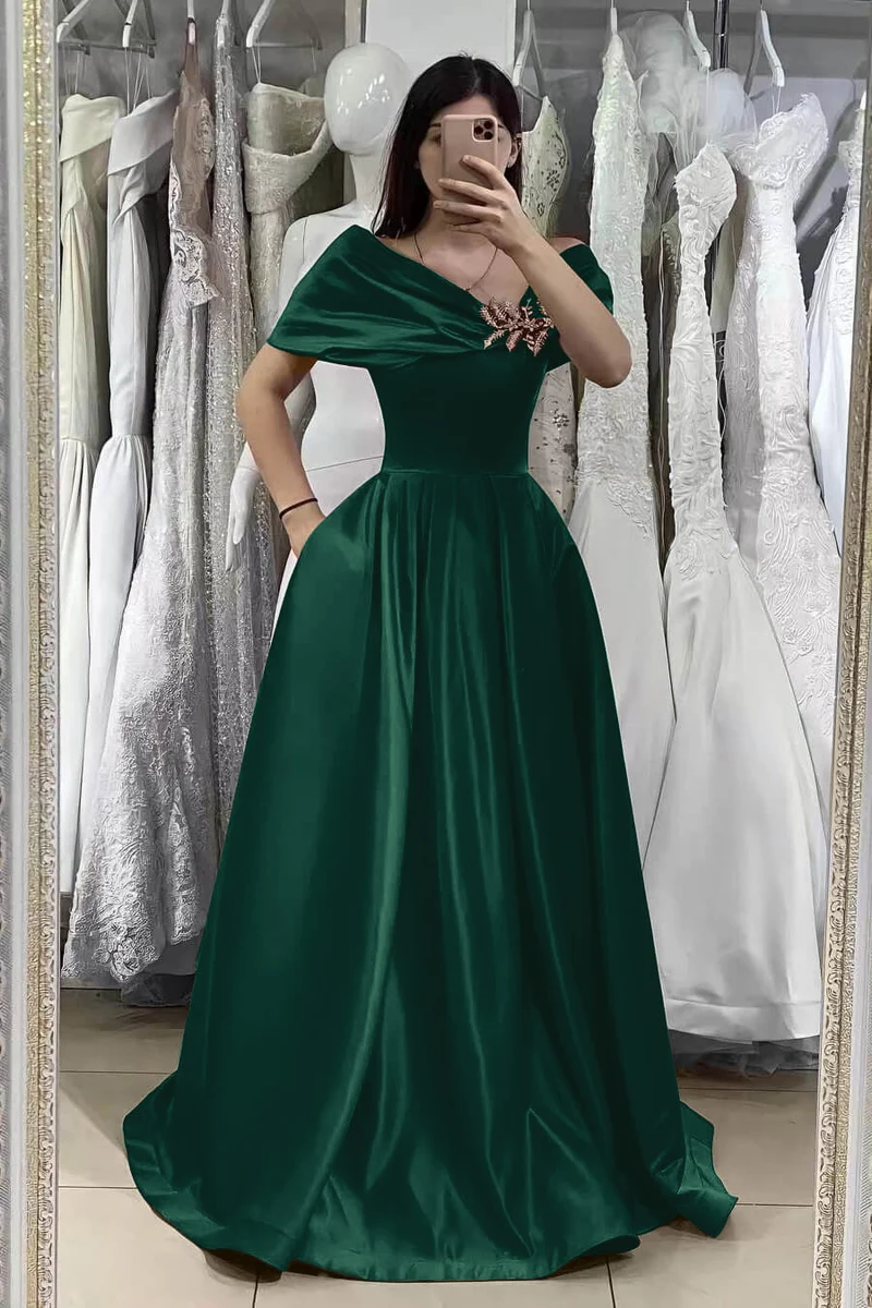 Superbe robe de bal fuchsia à épaules dénudées et coupe trapèze, ornée de délicates perles