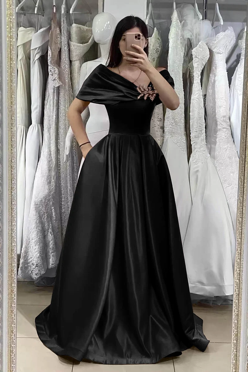 Superbe robe de bal fuchsia à épaules dénudées et coupe trapèze, ornée de délicates perles