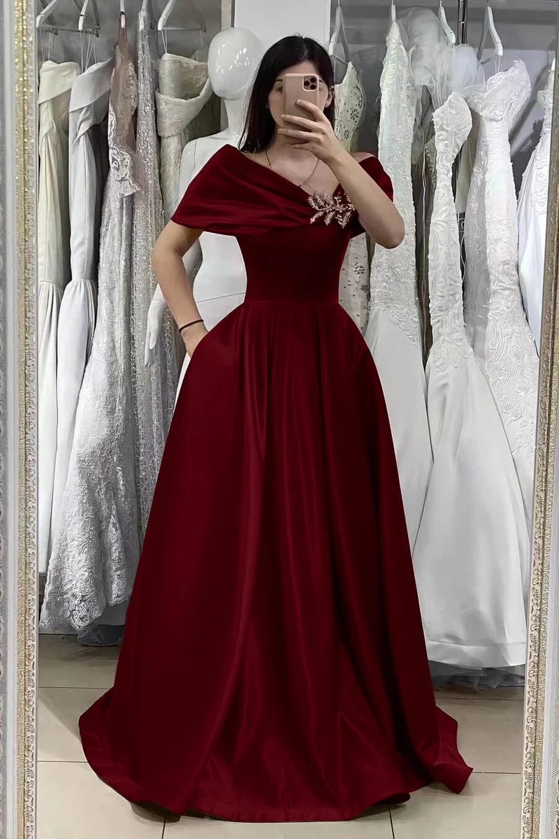 Superbe robe de bal fuchsia à épaules dénudées et coupe trapèze, ornée de délicates perles