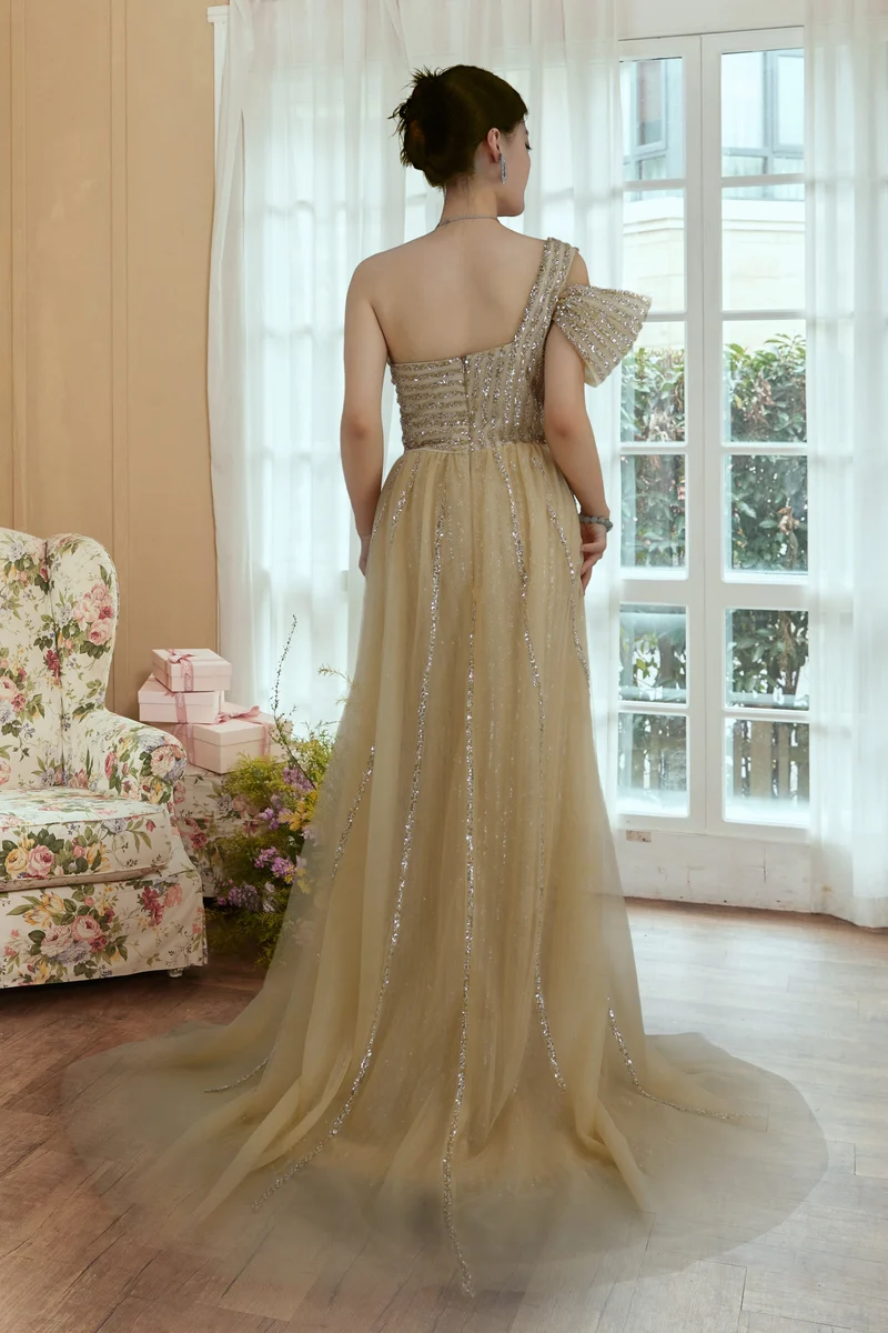 Robe de bal scintillante à une épaule et sequins avec un élégant design fendu