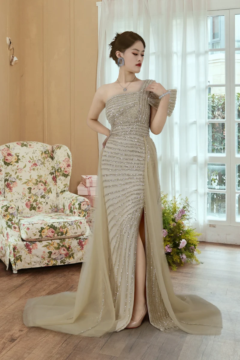 Robe de bal scintillante à une épaule et sequins avec un élégant design fendu