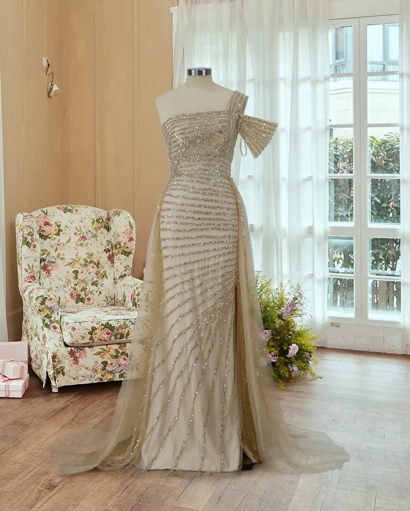 Robe de bal scintillante à une épaule et sequins avec un élégant design fendu