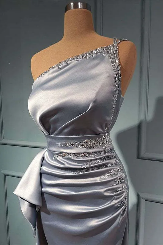 Robe de bal élégante à une épaule : argent scintillant, détails perlés, ceinture à la taille, longueur au sol