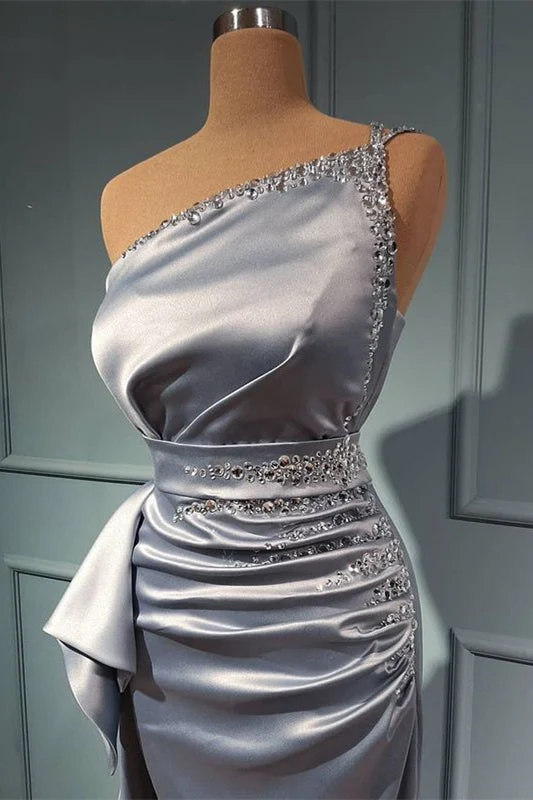 Robe de bal élégante à une épaule : argent scintillant, détails perlés, ceinture à la taille, longueur au sol