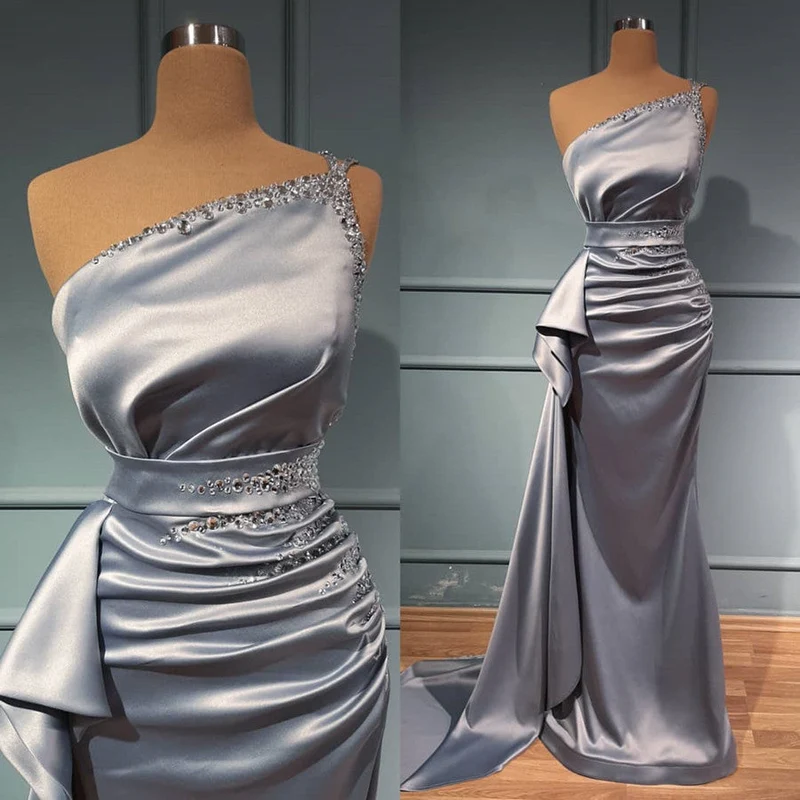 Robe de bal élégante à une épaule : argent scintillant, détails perlés, ceinture à la taille, longueur au sol