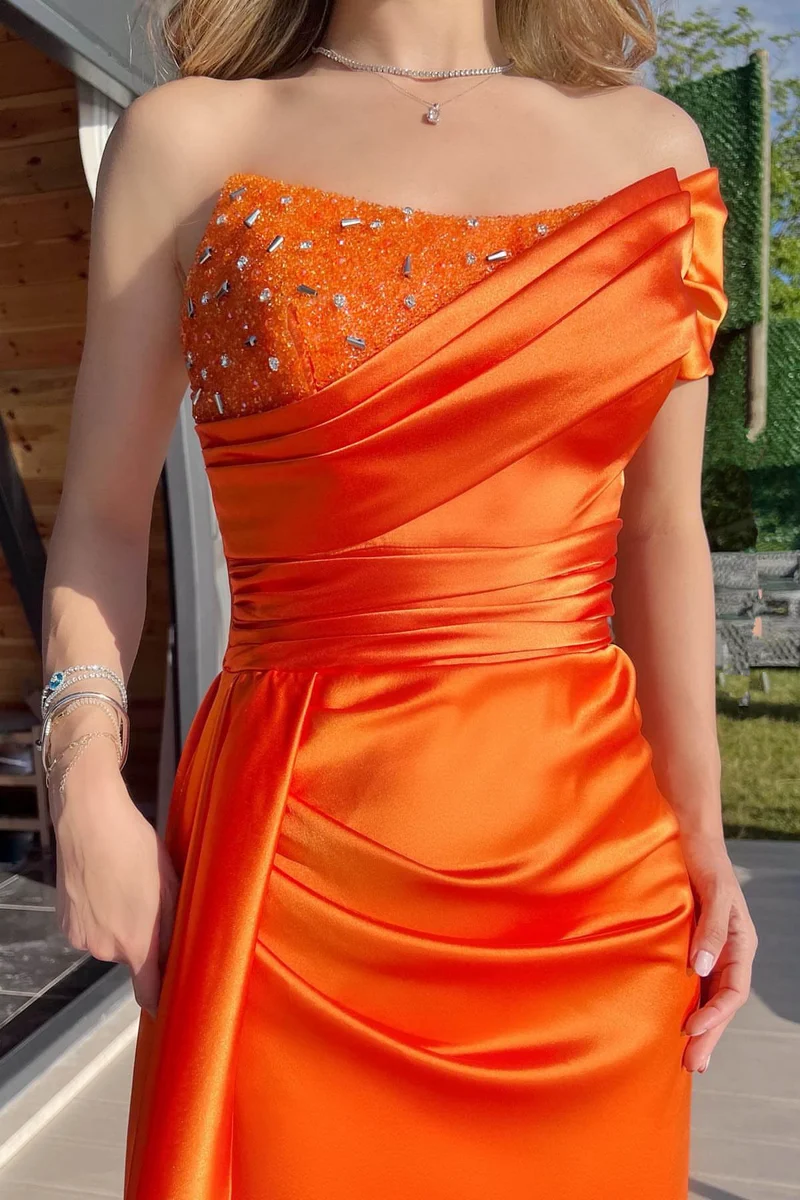 Robe de bal sirène orange élégante à une épaule avec volants perlés et fente
