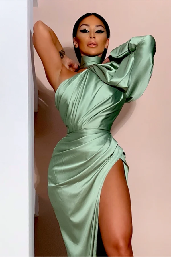 Robe de bal bouffante élégante à manches longues et fente haute pour les occasions spéciales