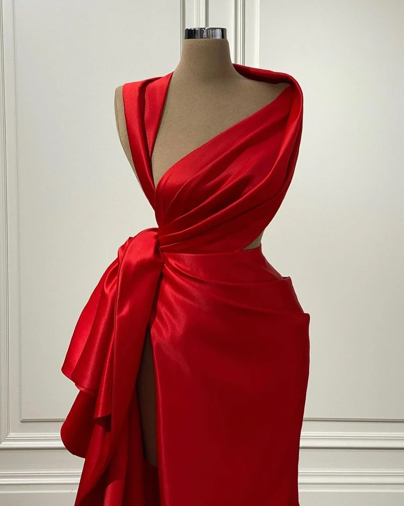 Robe de bal longue élégante en charmeuse rouge avec fente haute – Décolleté Queen Anne