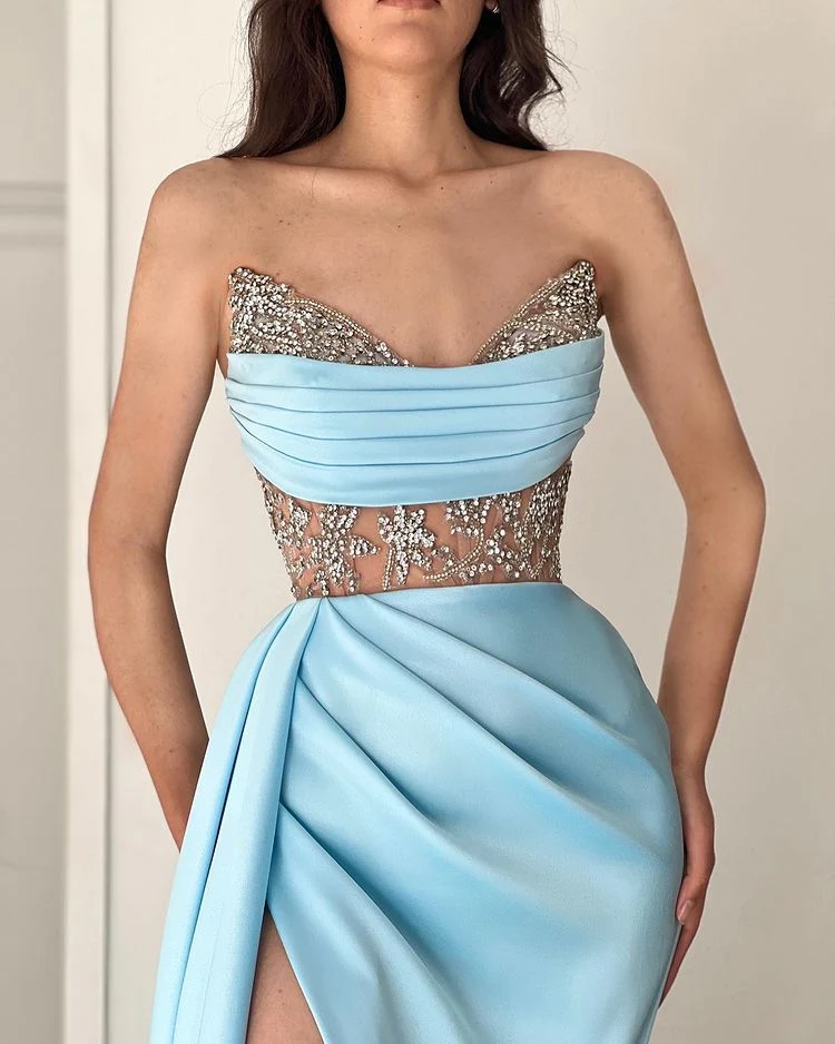 Superbe robe de bal sirène bleu ciel sans bretelles avec fente perlée