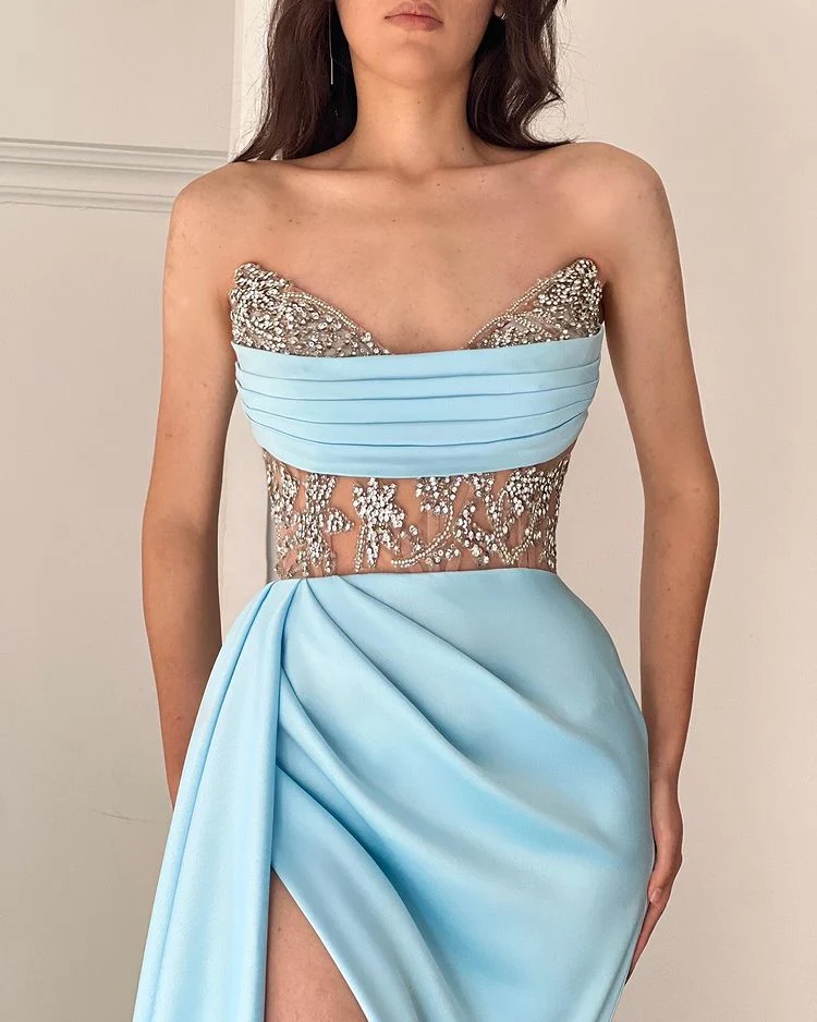 Superbe robe de bal sirène bleu ciel sans bretelles avec fente perlée