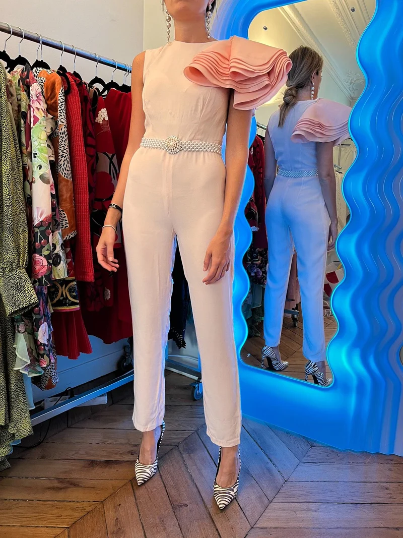 Combinaison rose à détails volants