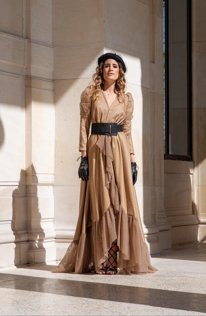 Robe beige à pois noir et asymétrie volantée