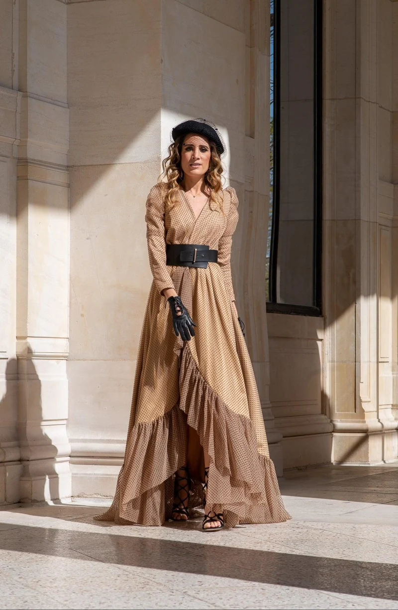 Robe beige à pois noir et asymétrie volantée