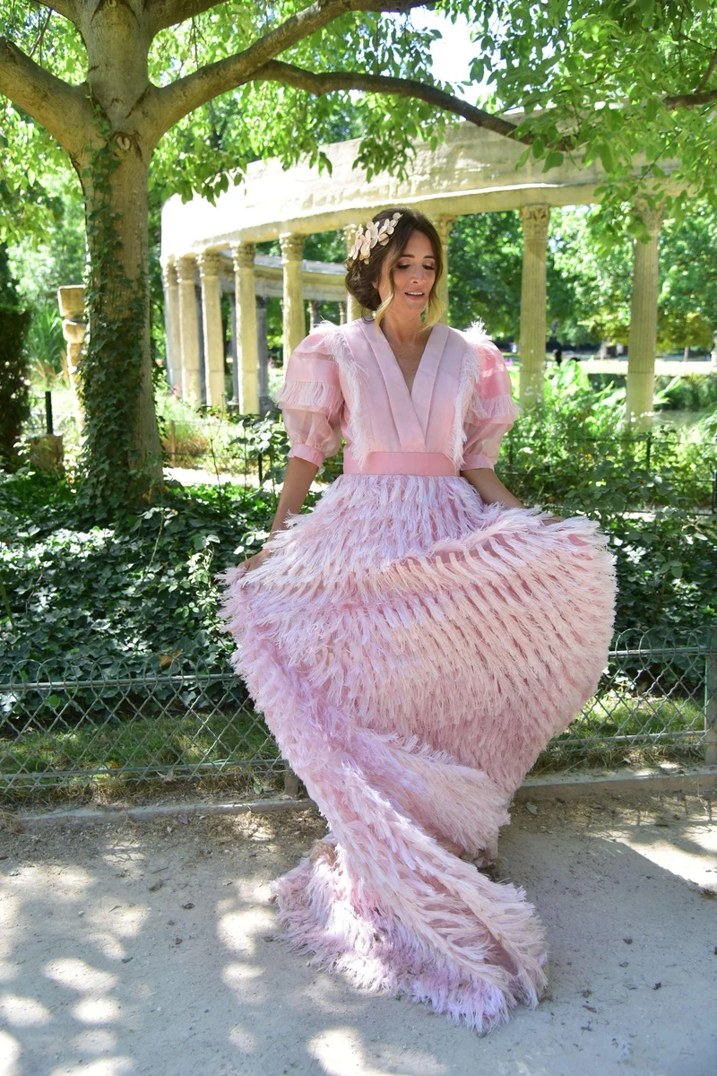 Robe longue du soir à plumes roses