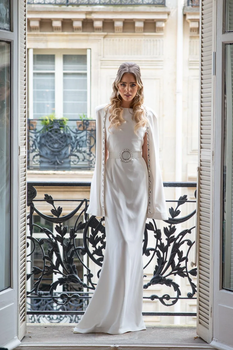 Robe longue blanche à cape ornée et ceinture bijoux
