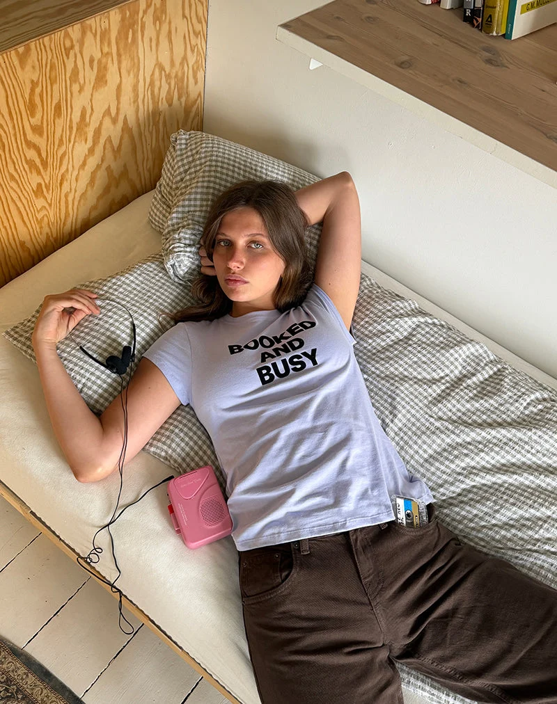 T-shirt ample Clio, couleur lilas, avec le slogan « Booked and Busy »