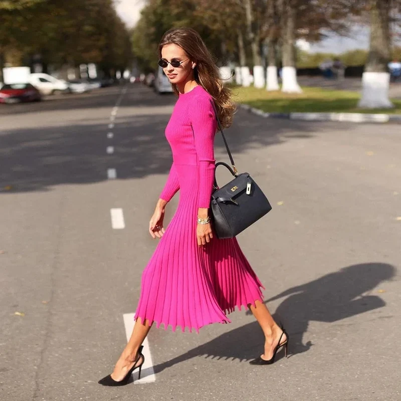 Robe midi en maille côtelée plissée manches longues