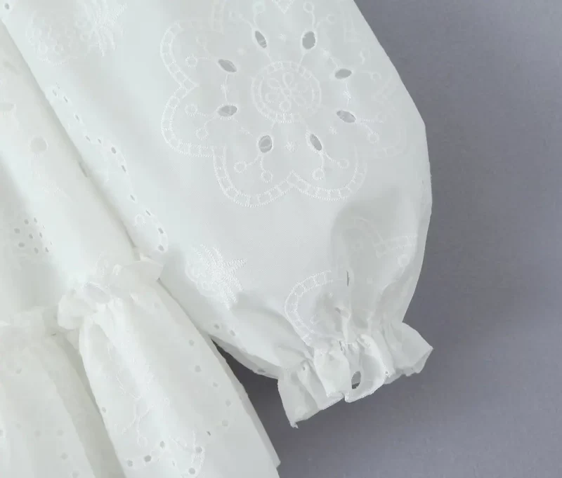 Robe d'été blanche épaules dénudées à volants