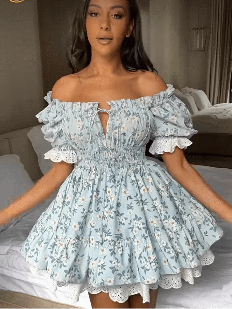 Robe d'été bohème bleue courte à volants et fleurs