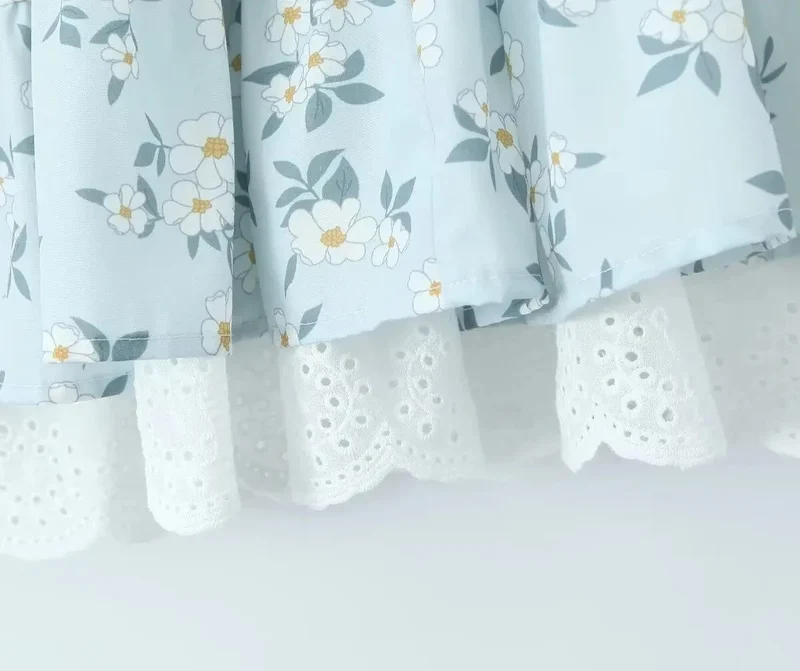 Robe d'été bohème bleue courte à volants et fleurs