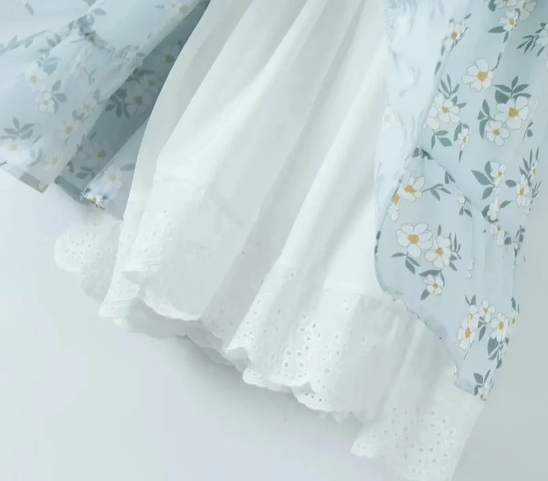 Robe d'été bohème bleue courte à volants et fleurs