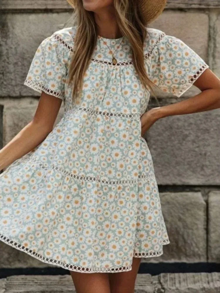 Robe boho courte fleurie à petites marguerites