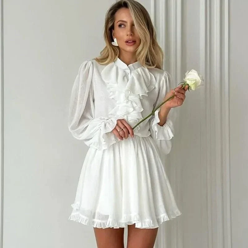 Robe courte blanche à manches longues