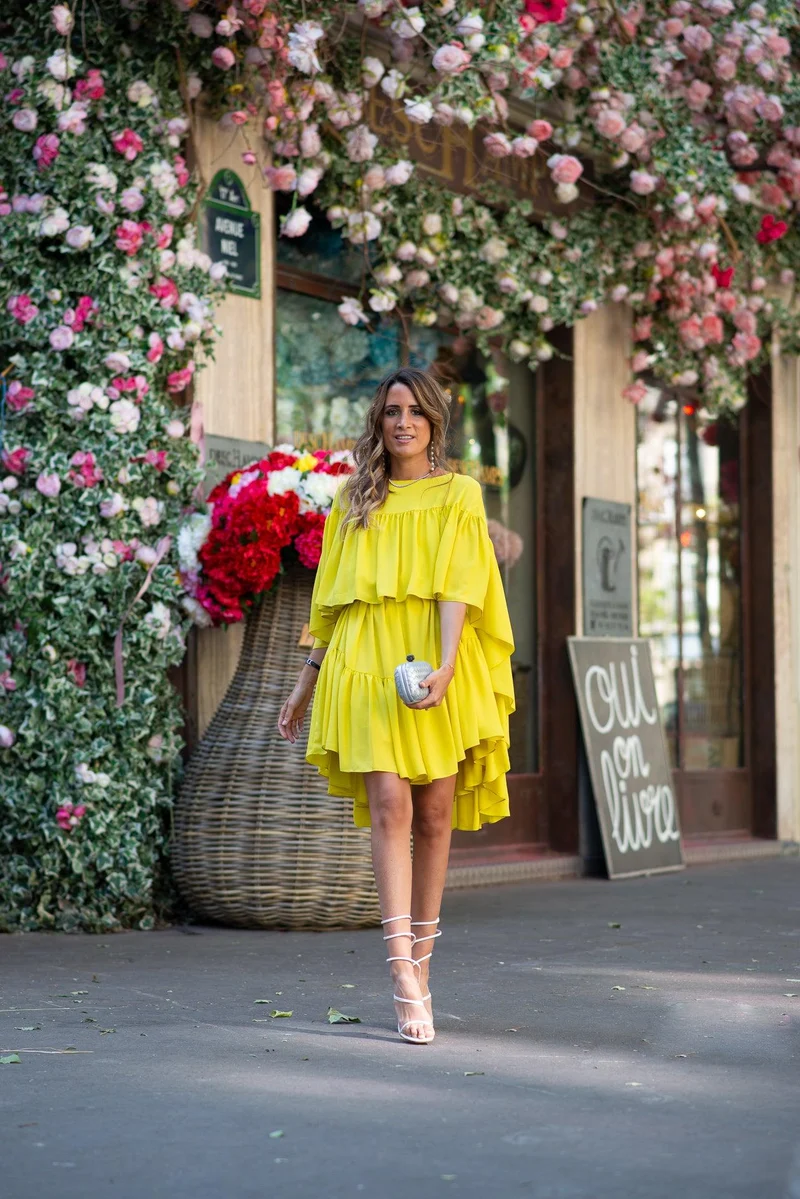 Robe courte jaune à volants superposés