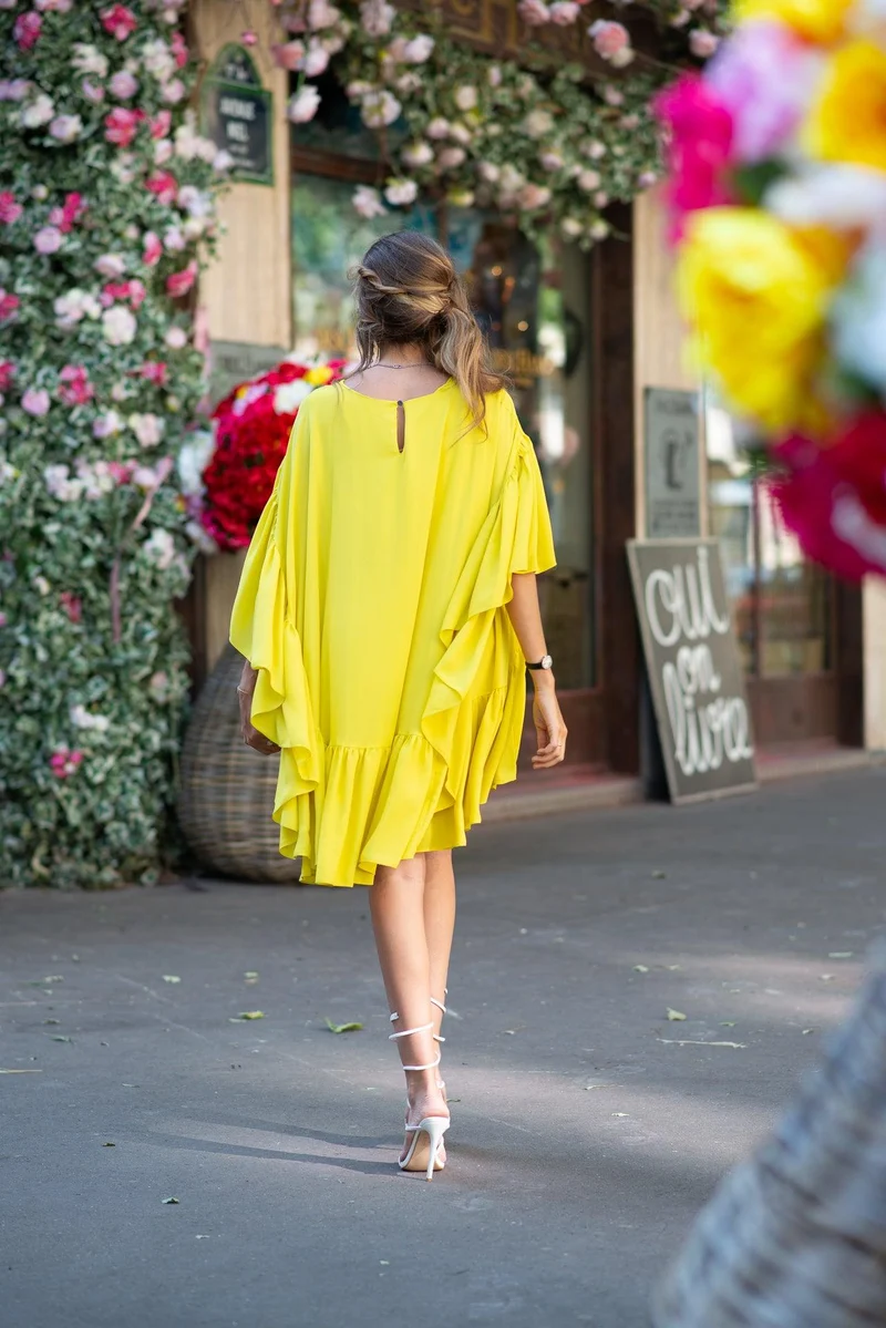 Robe courte jaune à volants superposés